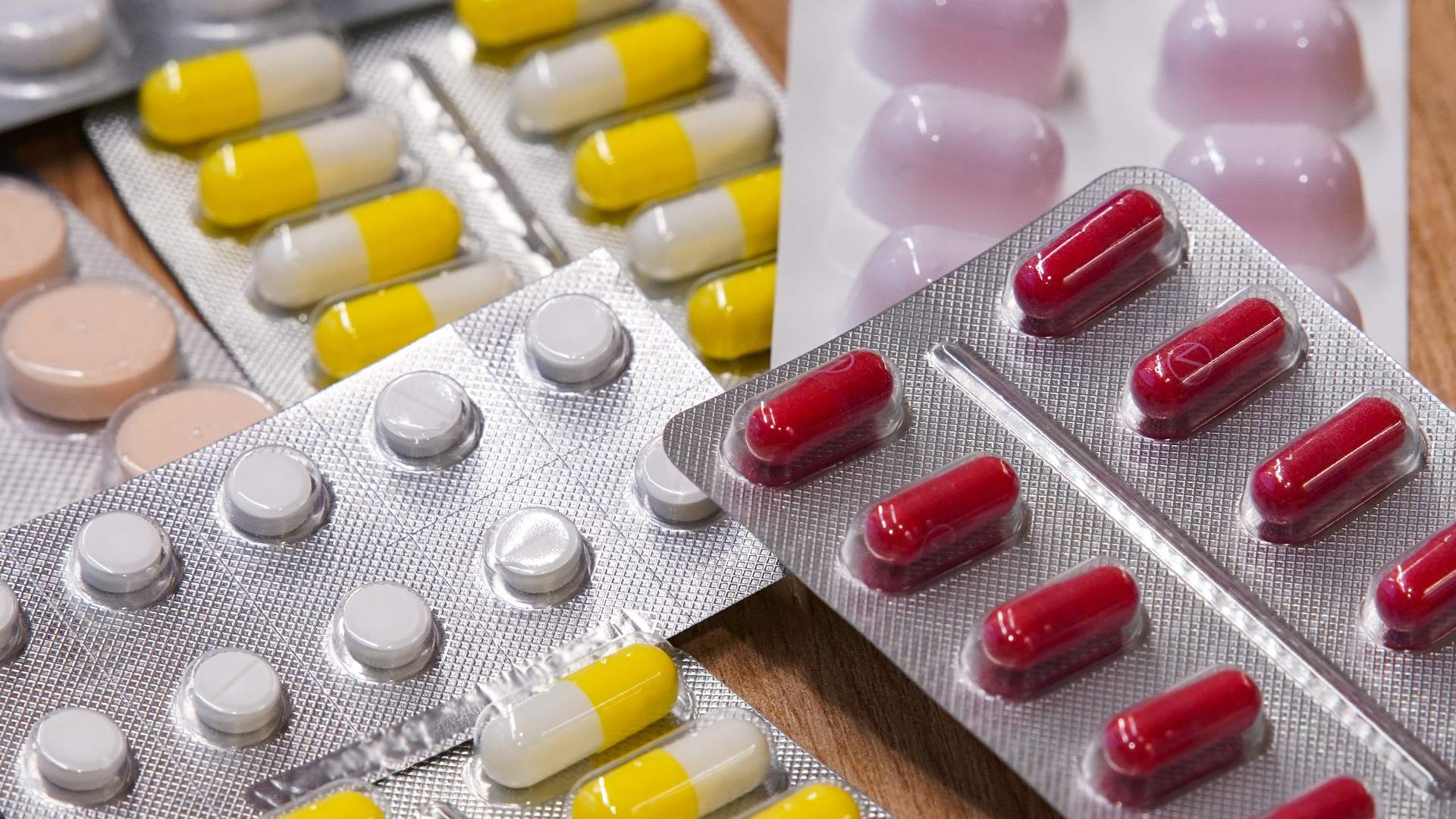 14.01.2026 Минздрав предложил разрешить «Почте России» продавать 132 препарата в пунктах, где нет аптек